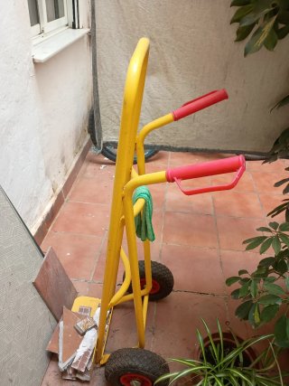 Carretilla amarilla con ruedas