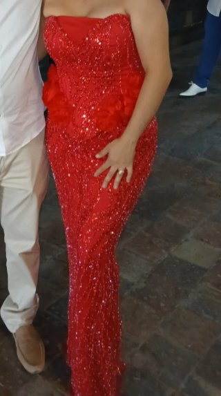 Vestido de fiesta rojo con pedrería