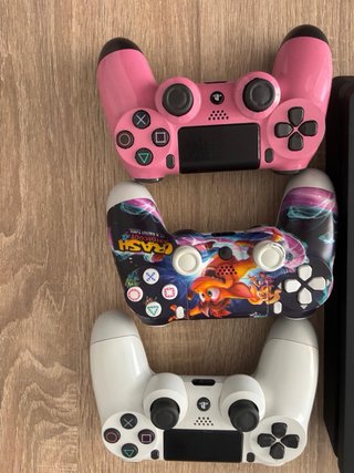 PS4 Slim Negra + 3 Mandos
