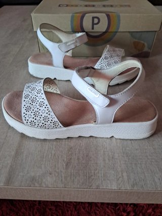 Sandalias blancas niña.