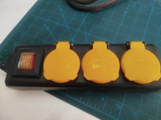 Extensão 3 tomadas estanque com interruptor