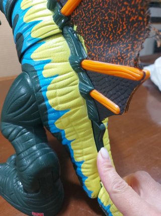 Dinosaurio de juguete con pilas