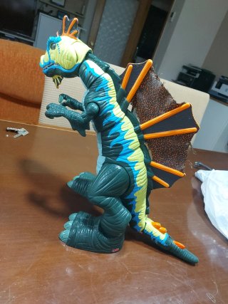 Dinosaurio de juguete con pilas