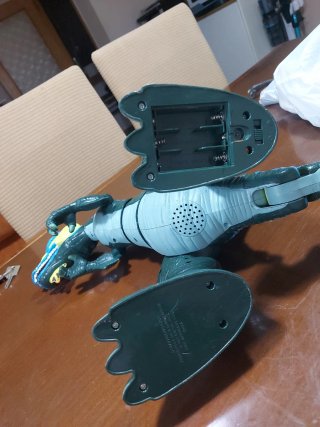 Dinosaurio de juguete con pilas
