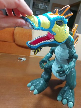 Dinosaurio de juguete con pilas