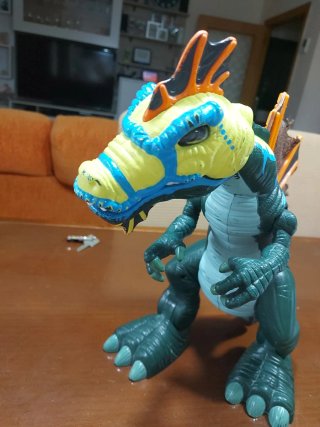 Dinosaurio de juguete con pilas