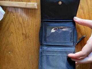 Cartera negra acolchada con letra B