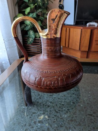 Jarrón de cerámica marrón y dorado