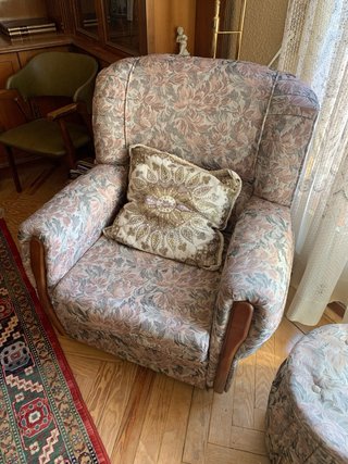 Sofá y sillón antiguo floral conjunto