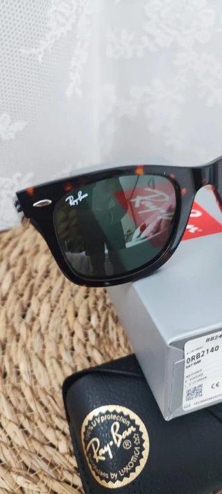 Occhiali da sole Ray-Ban modello Wayfarer RB2140