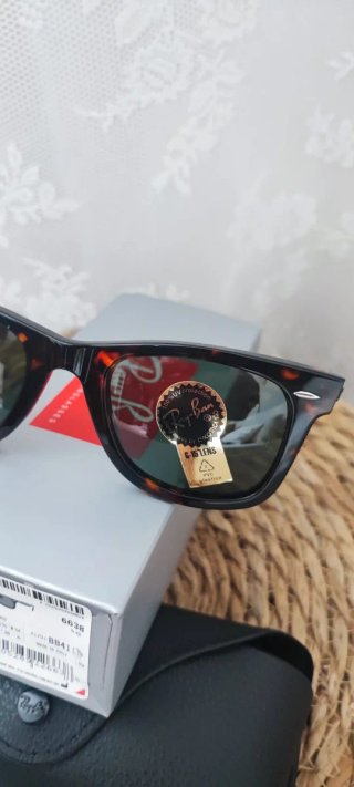 Occhiali da sole Ray-Ban modello Wayfarer RB2140