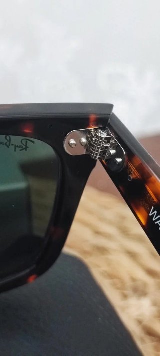 Occhiali da sole Ray-Ban modello Wayfarer RB2140