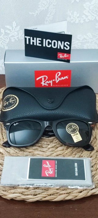 Occhiali da sole Ray-Ban modello Wayfarer RB2140