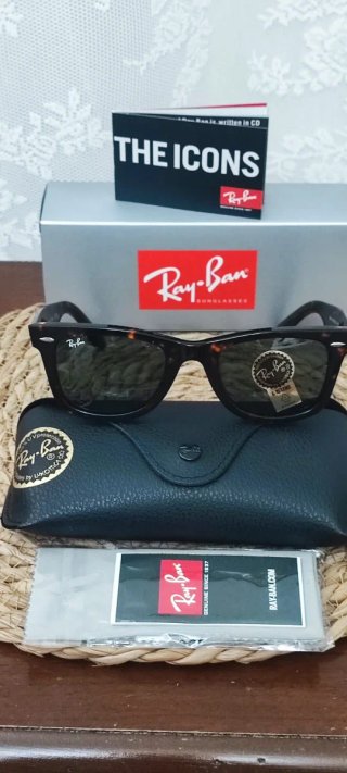 Occhiali da sole Ray-Ban modello Wayfarer RB2140