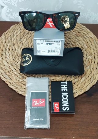 Occhiali da sole Ray-Ban modello Wayfarer RB2140