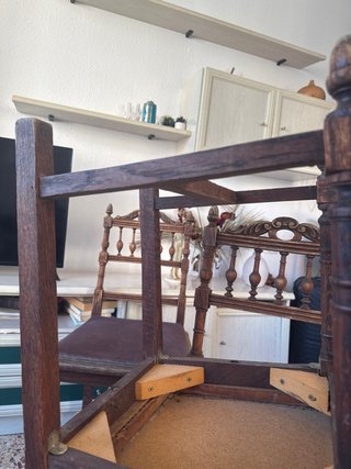 Sillas antiguas de madera tallada.