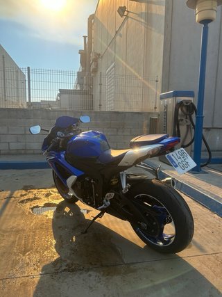 Suzuki GSXR 600 K8 Azul y Blanca