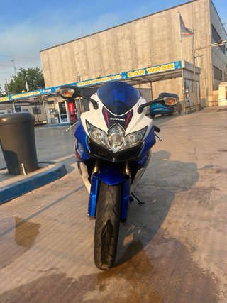 Suzuki GSXR 600 K8 Azul y Blanca