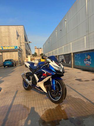 Suzuki GSXR 600 K8 Azul y Blanca