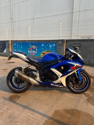 Suzuki GSXR 600 K8 Azul y Blanca