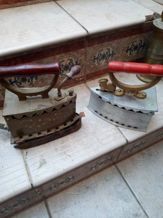 Planchas antiguas de metal y madera
