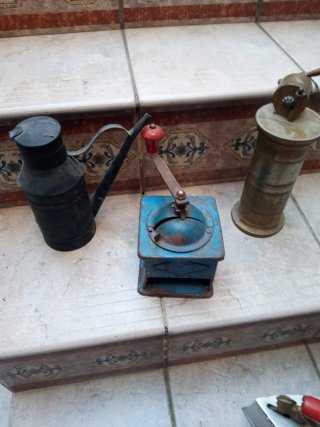 Lote antigüedades: Molinillo café, jarra, latón