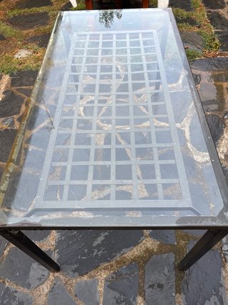 Tavolo da giardino in vetro e metallo
