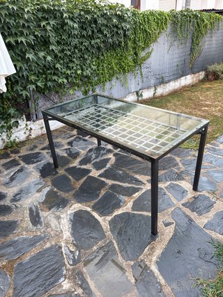 Tavolo da giardino in vetro e metallo