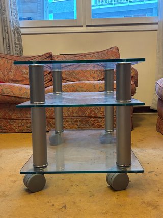 Mesa centro cristal y metal con ruedas