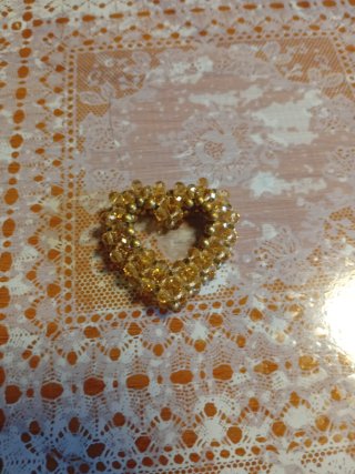 Corazón de cristal dorado
