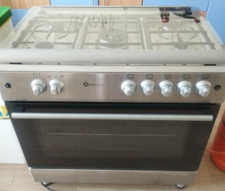 Cocina de gas con horno plateada