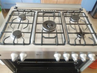 Cocina de gas con horno plateada