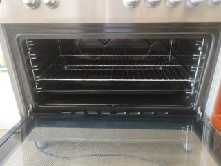 Cocina de gas con horno plateada