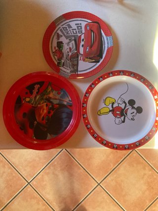 Lote juegos infantiles+3 platos+2 mochilas de bebe