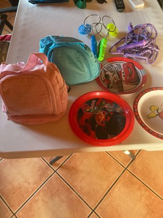 Lote juegos infantiles+3 platos+2 mochilas de bebe