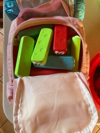 Lote juegos infantiles+3 platos+2 mochilas de bebe