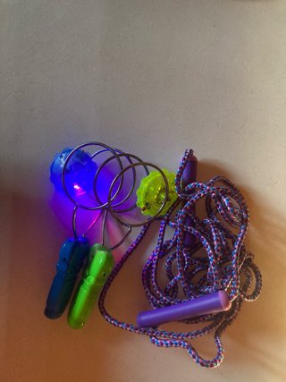 Lote juegos infantiles+3 platos+2 mochilas de bebe