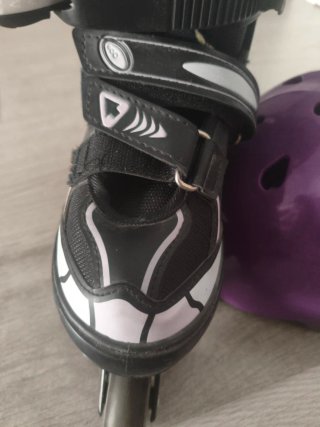 Patines en línea negros y rosas