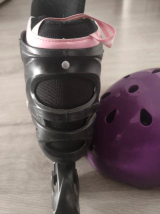 Patines en línea negros y rosas