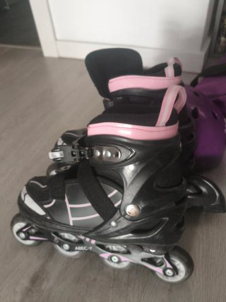 Patines en línea negros y rosas