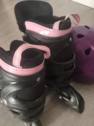 Patines en línea negros y rosas