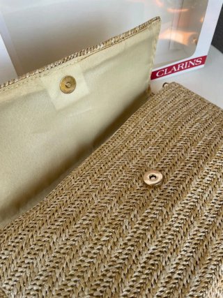 Bolso clutch Clarins rafia con cadena dorada