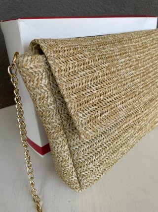 Bolso clutch Clarins rafia con cadena dorada