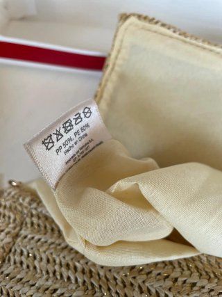 Bolso clutch Clarins rafia con cadena dorada
