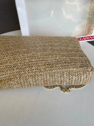 Bolso clutch Clarins rafia con cadena dorada