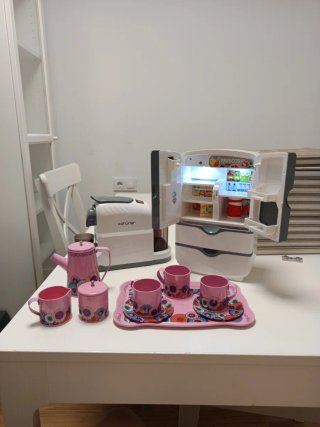 Cafetera y nevera de juguete con luces y sonido