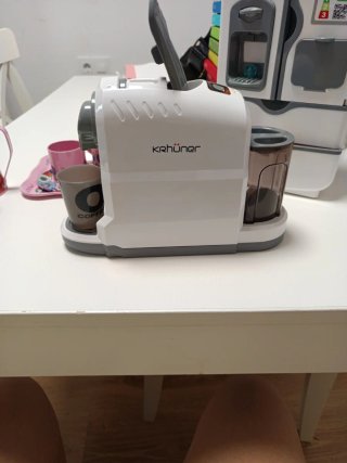 Cafetera y nevera de juguete con luces y sonido