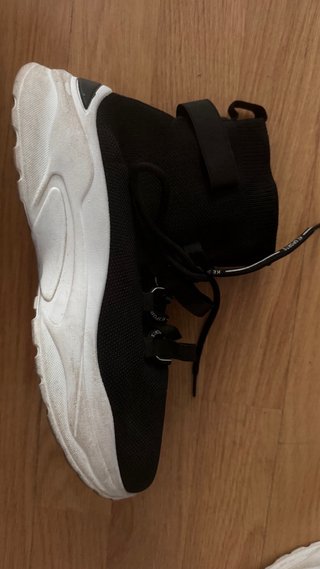 Zapatillas deportivas negras y blancas