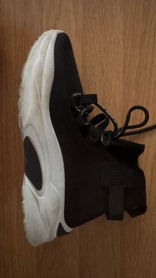 Zapatillas deportivas negras y blancas