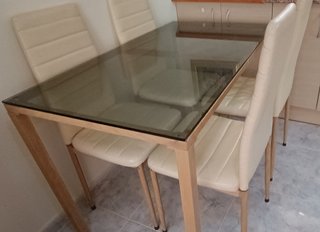Mesa comedor cristal y 4 sillas polipiel